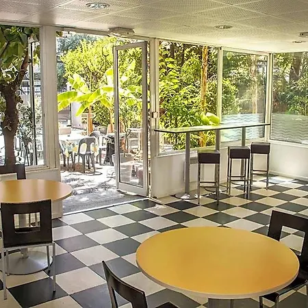 Hi Les Camelias Hostel *